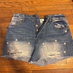 Denim shorts with Daisy flowers